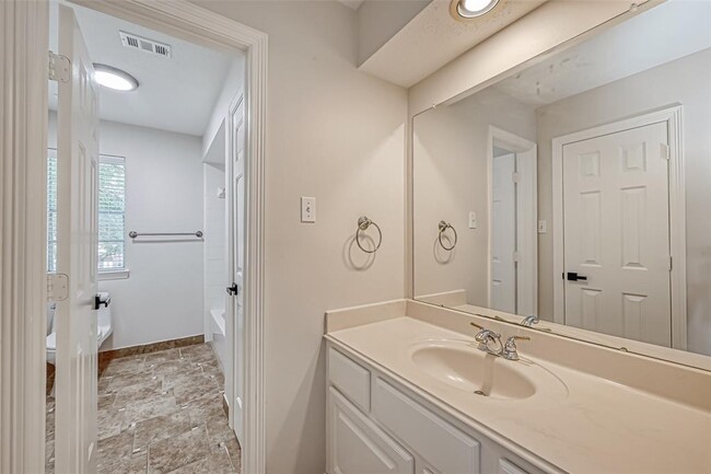 Building Photo - 18 Turtle Creek Manor