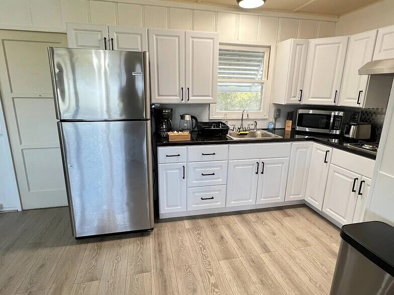 Building Photo - 8707 Golden Ridge Rd