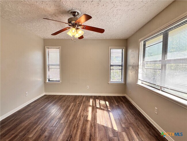 Building Photo - 906 N LBJ Dr
