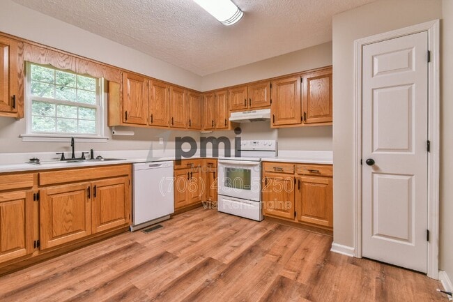 Building Photo - 138 Sunset Oaks Dr