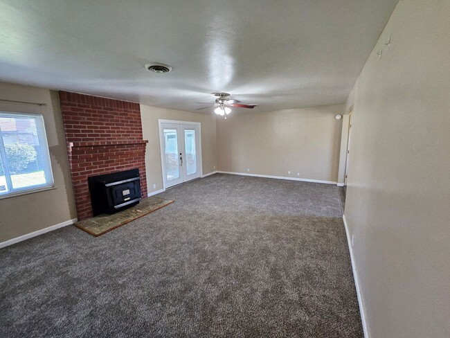 Building Photo - MOVE IN SPECIAL 3 bedroom, 2 Bathroom Home...