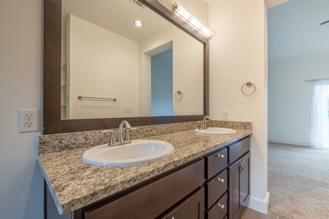 Building Photo - Beautiful 2 Bedroom, 2.5 Bath Townhome in Northwest Austin