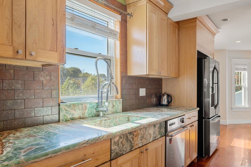 Building Photo - 76 Taft Ave