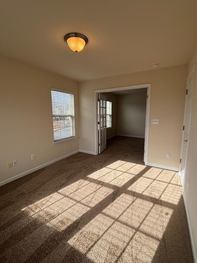 Building Photo - Spacious End Unit 3BR/2.5BA Townhouse