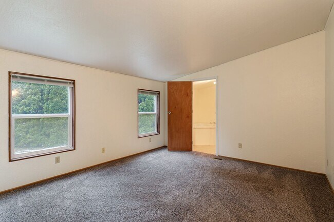 Building Photo - 3 Bedroom 1.75 Bath Mobile Home with Garag...