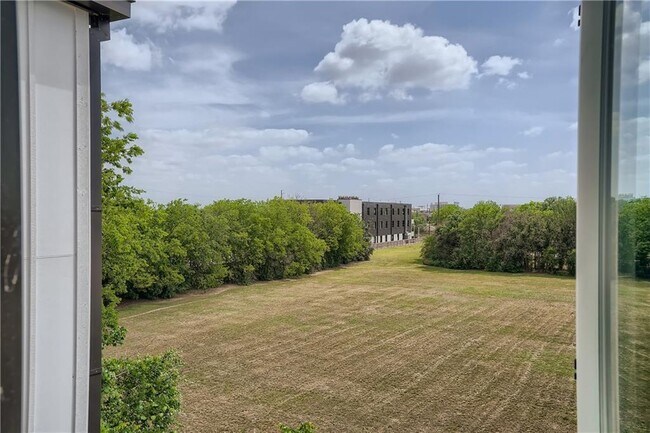 Building Photo - 5605 Sunshine Dr