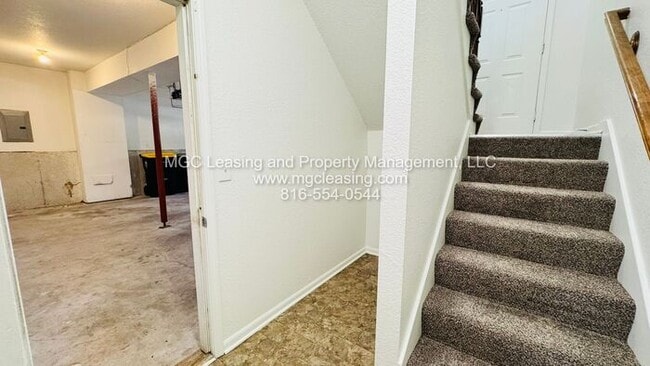 Building Photo - Creekwood Park Townhomes — Spacious 3-Bedroom minutes from downtown