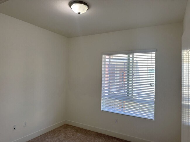 Building Photo - Beautiful 2+2, Bonus Room & balcony in PLA...