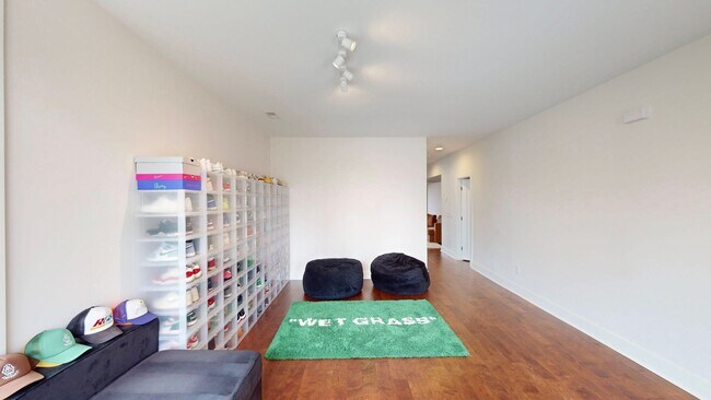 Building Photo - 1220 Lomax Ave