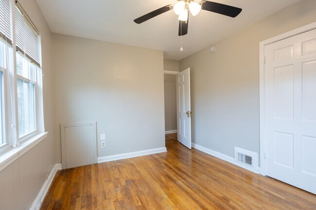 Building Photo - Lovely 3 BR/2 BA Semi-Detached Home in Nor...