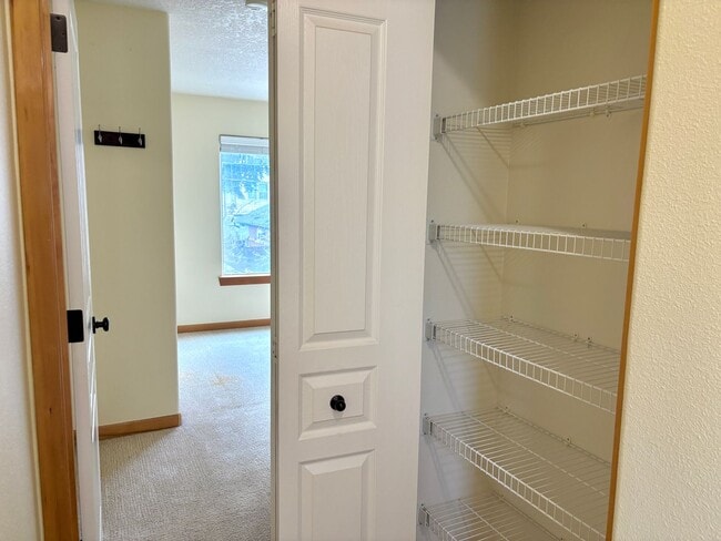 Building Photo - Montavilla 3 bed, 2 1/2 bath house