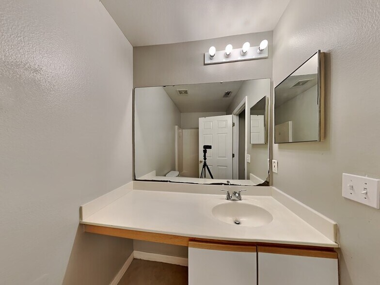 Building Photo - 3221 Utah Dr