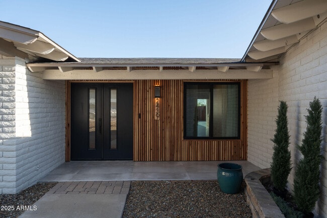 Building Photo - 2439 E Lincoln Cir