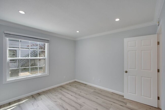 Building Photo - Remodeled 1 bedroom/1 bath apartment with ...