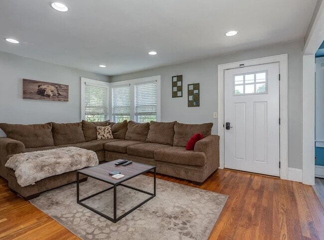 Building Photo - 52 Dickey St