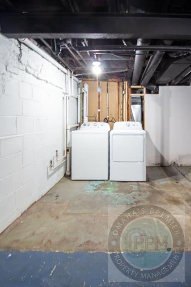 Building Photo - Charming 3+ Bedroom / 2 Bathroom Home | Ne...
