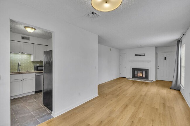 Building Photo - Spotless home in the most convenient locat...