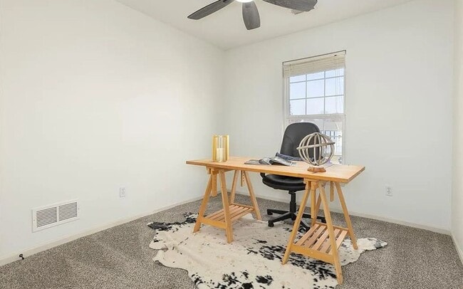 Building Photo - Spacious and Elegant 4 BR 3.5 BA Home in Olathe!