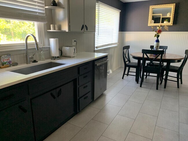 Building Photo - 2709 Highland Dr