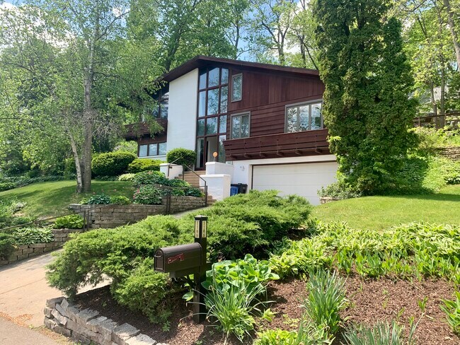 Primary Photo - 1106 Edgehill Dr