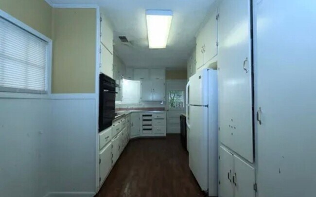 Building Photo - 4 bedrooms 2 Bath