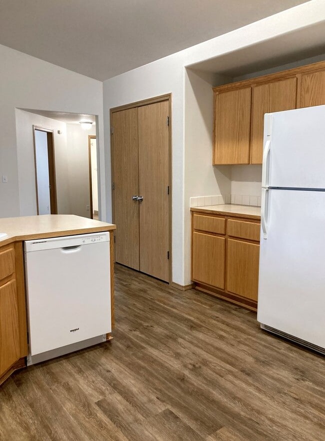 Building Photo - Ranch-Style Home With Gas Fireplace and Washer/Dryer Included! 1 Small Dog Welcome!