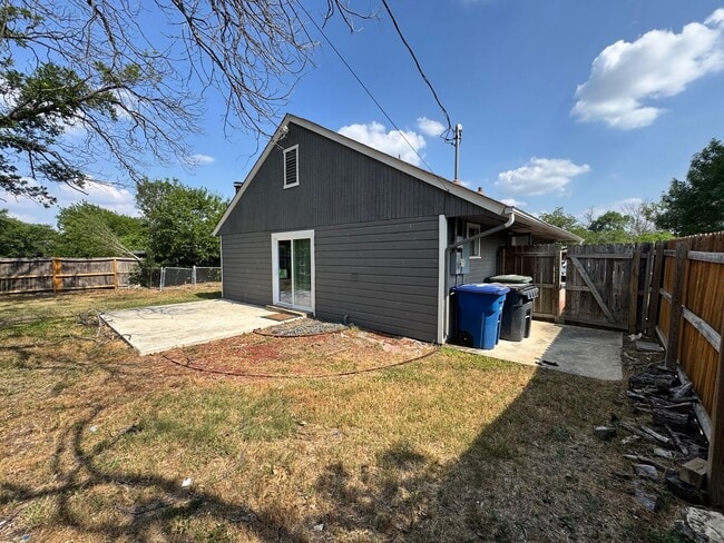 Building Photo - Ready For Move In - Nicely Renovated Large...