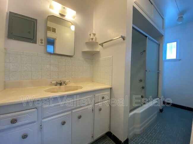 Building Photo - 155 1/2 North