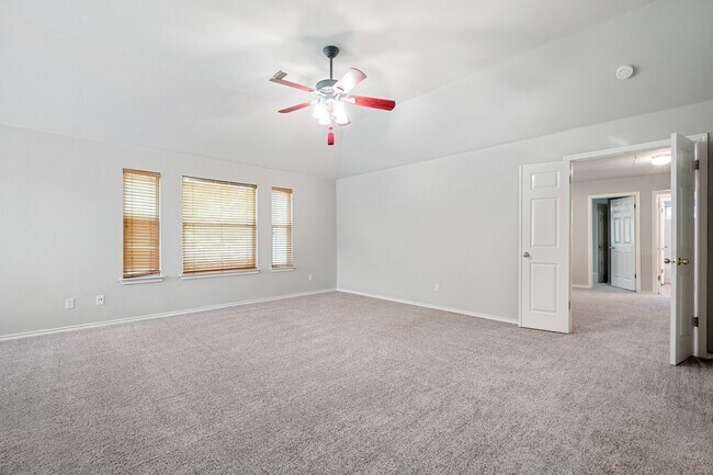 Building Photo - 4229 Kingsburg Dr
