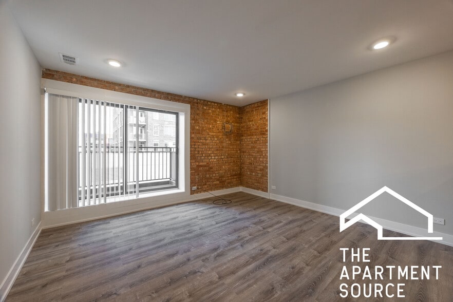 Building Photo - 1214 N La Salle Dr