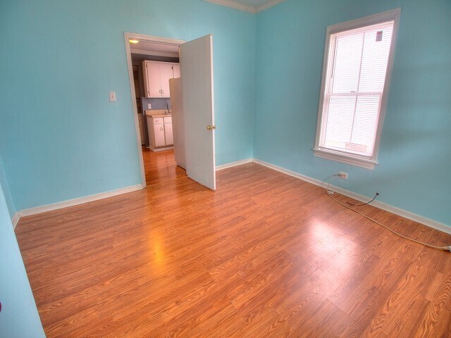 Building Photo - Spacious 1 Bedroom 1 Bath Home With Large ...