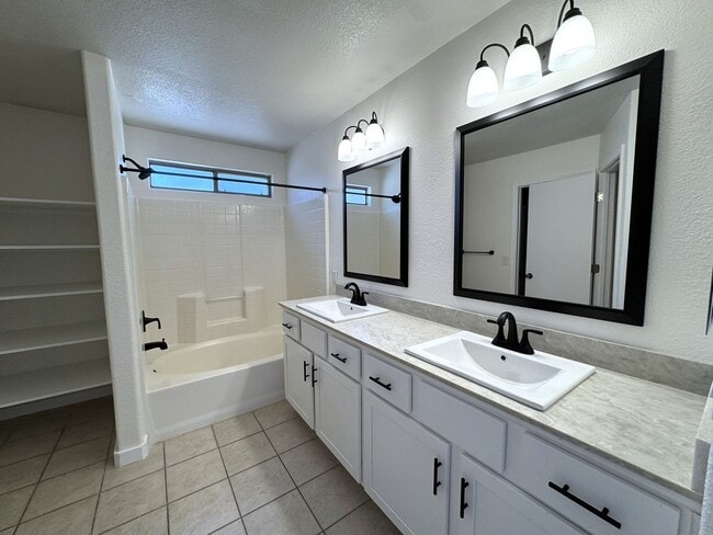 Building Photo - Beautiful Remodeled 3 bed, 2 bath home in convenient El Mirage neighborhood!