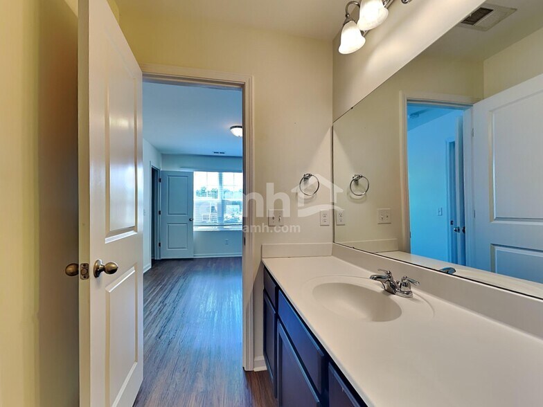 Building Photo - 208 Orion Way