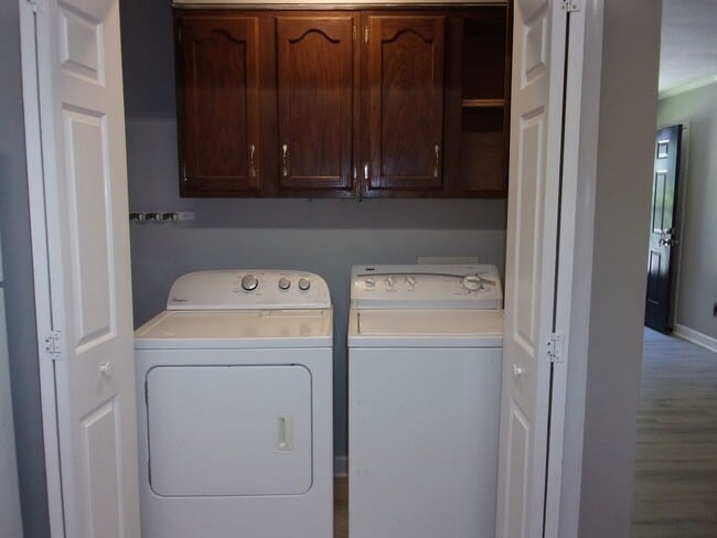 Building Photo - 2 Bedroom 1 Bath Ground Floor Condo