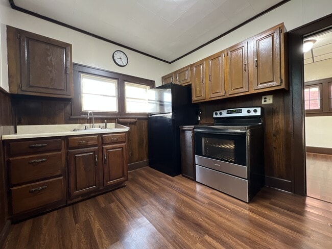 Building Photo - 320 E 26th St