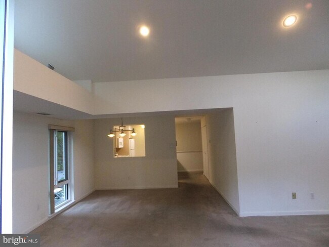 Building Photo - 1700 Oakwood Terrace