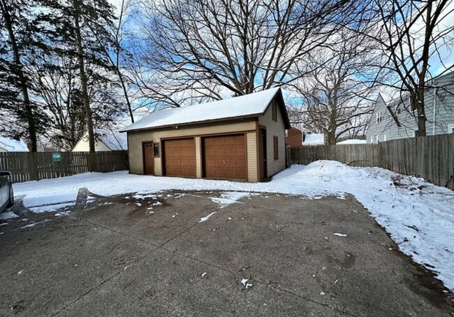 Building Photo - 3 Bed, 1 Full Bath Upper Unit