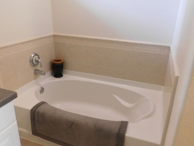 Building Photo - Fully Furnished 3BR/3BA Twnhs w/Prkg for 2 - Available Now