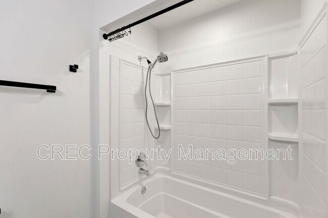 Building Photo - 122 Longleaf Dr