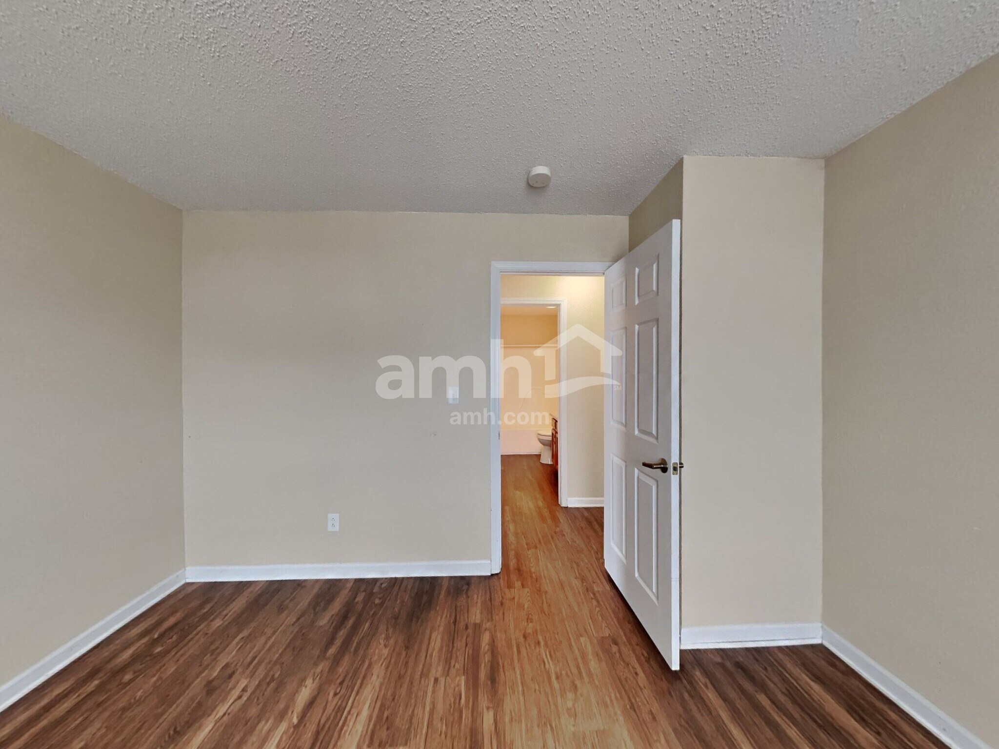 Building Photo - 888 Hollowood Ln