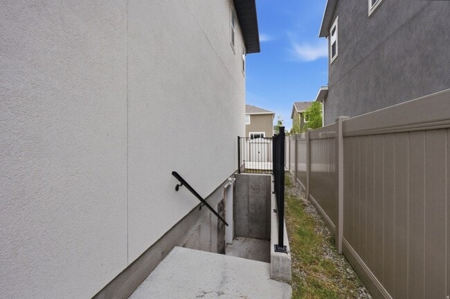 Building Photo - 86 E Rose Way