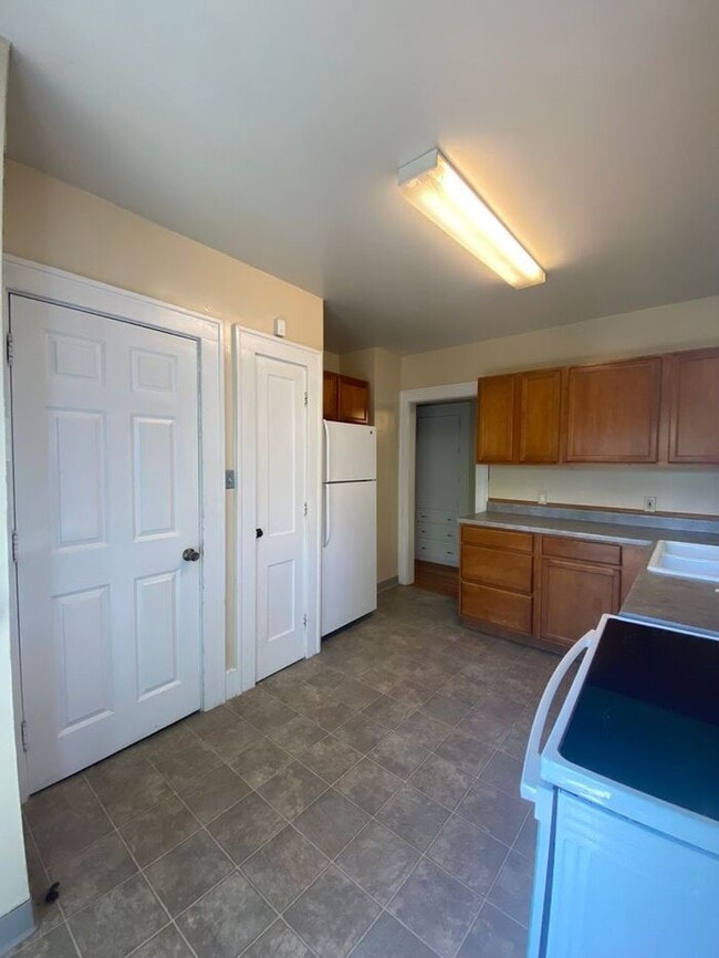 Building Photo - $2,200 | 3 Bedroom, 1.5 Bathroom House | P...
