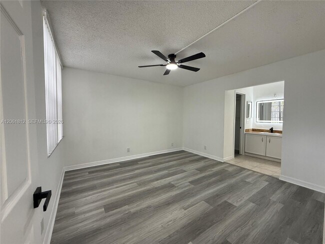 Building Photo - 9440 Live Oak Pl