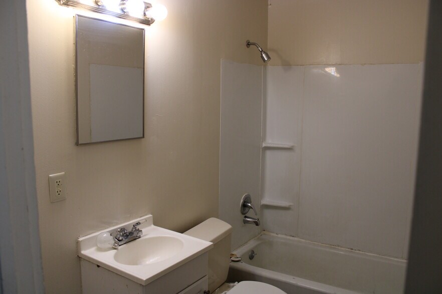 Building Photo - 3861 E Roseberry St