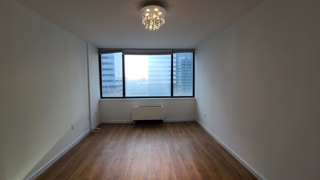 Building Photo - 45 River Dr S