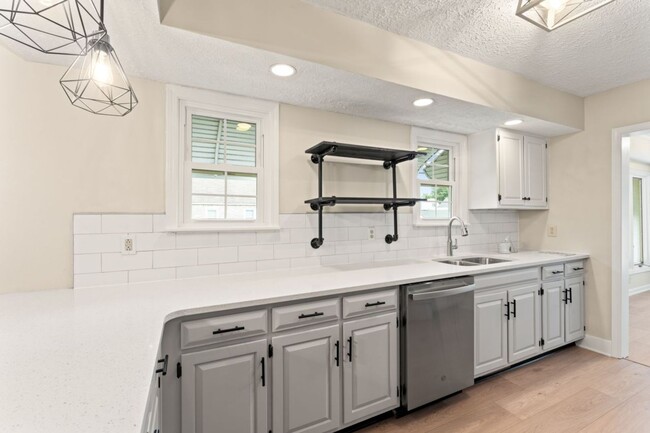 Building Photo - Beautiful renovated home in Schnitzelburg