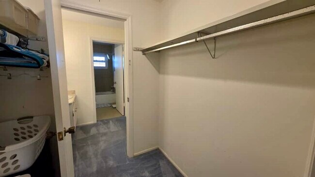 Building Photo - 701 Poinsettia Rd