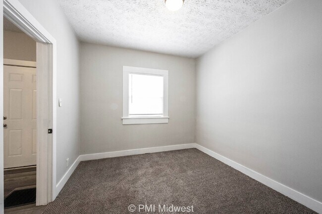 Building Photo - Charming 2 Bed, 1 Bath Rental in Indianapolis!