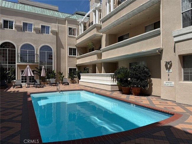 Building Photo - 930 N Doheny Dr