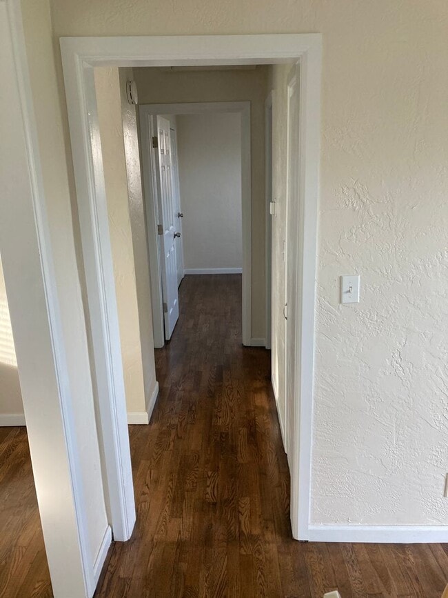 Building Photo - Beautifully updated 2 bedroom, 1 bath hous...